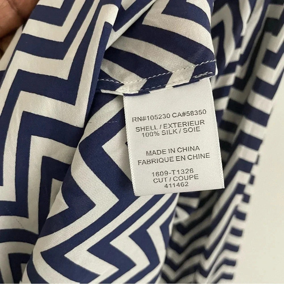 Joie Blouse Womens Sz S Relaxed Whimsy Agnella 100% Silk Chevron V-Neck  Office - Picture 6 of 8
